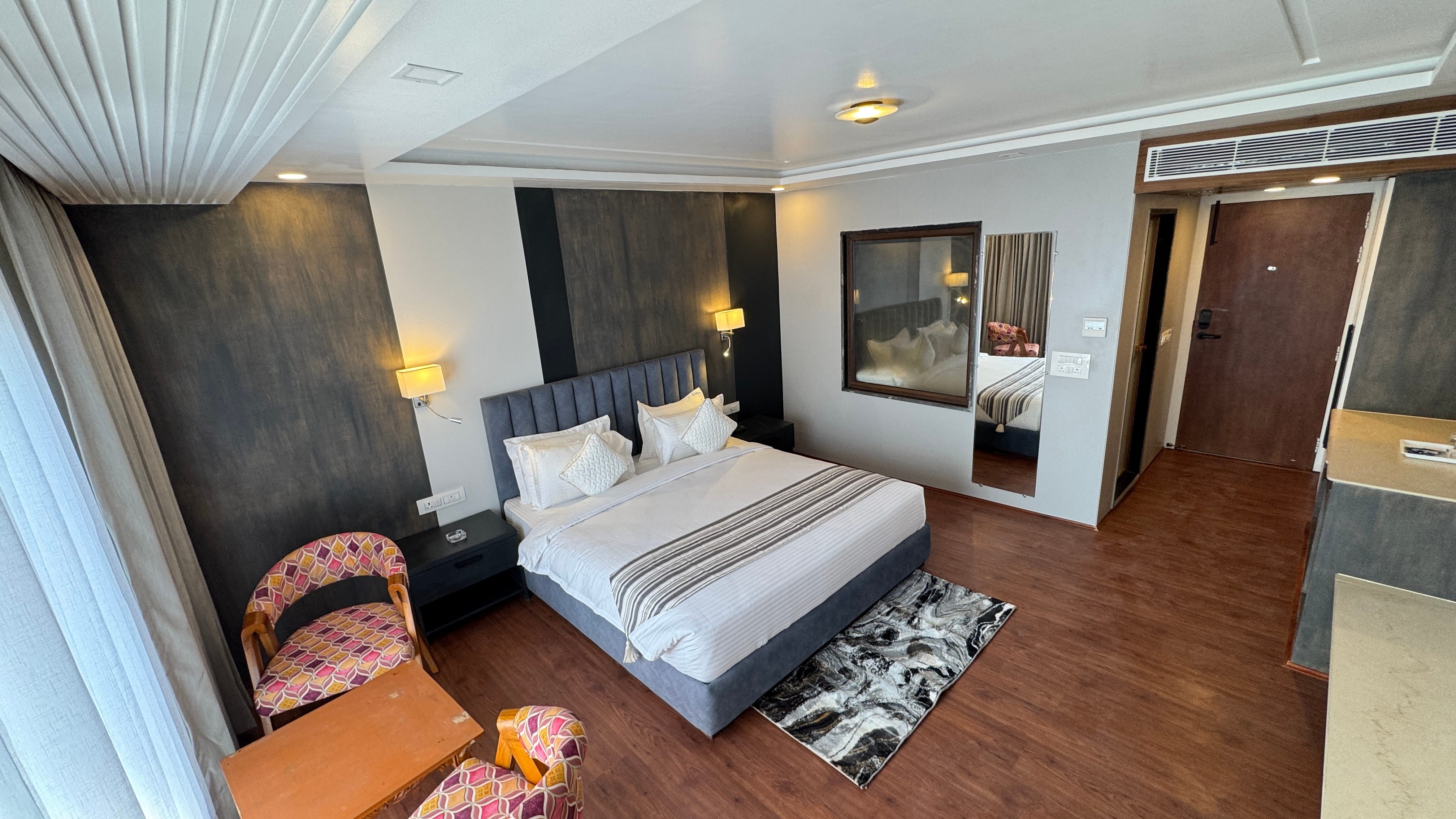 Deluxe Premium room with seating area